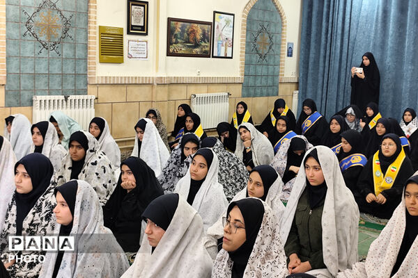 وزیر آموزش و پرورش میهمان دانش‌آموزان مدرسه شاهد دالکی