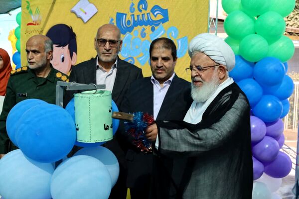 نواخته شدن زنگ شکوفه‌ها در دبستان محمد مهدی صالحی یزد