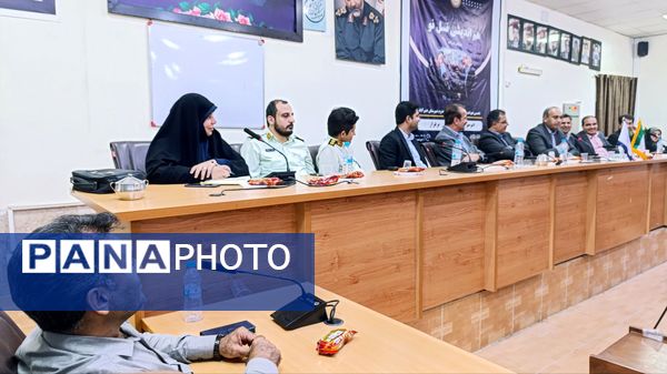 نشست هم‌اندیشی نسل نو با فرماندار شهرستان عنبرآباد