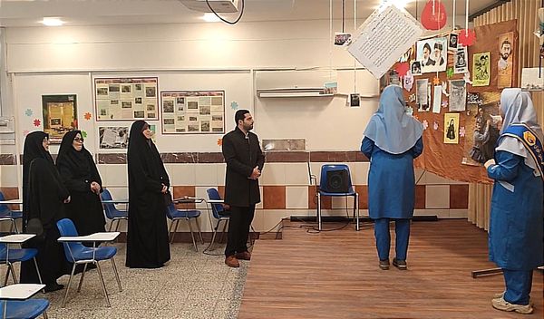 بازدید از غرفه‌های مدرسه انقلاب دبیرستان فرزانگان قائمشهر