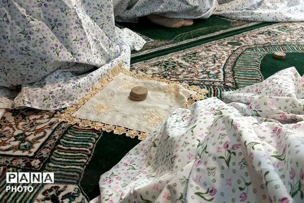 نماز جماعت در مدرسه پرنیان