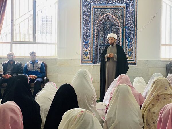 نواختن زنگ جشن نیکوکاری در دبستان زینب قهرمانی مه ولات