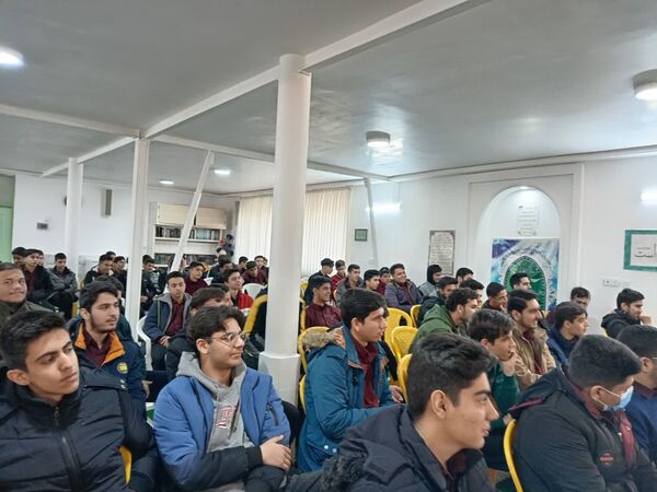 جلسه تجربه گردانی با قبول شدگان کنکور سراسری در دبیرستان نمونه آیت‌الله خامنه‌ای