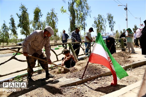 آیین کاشت 168 نهال به یاد دانش‌آموزان شهید میناب در اردوگاه 15خرداد قم