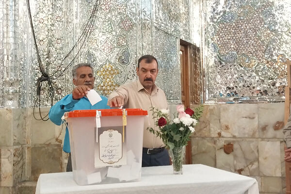 شاهچراغ مملو از مردمی که برای انتخابات حضور پیدا کردند