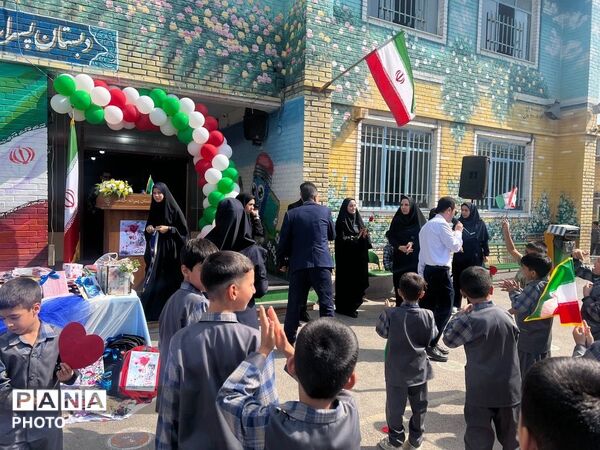 جشن عاطفه‌ها در دبستان پسرانه حکمت؛ جلوه‌ای از مهر، همدلی و ایثار