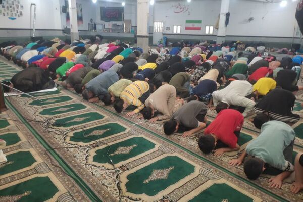 اعتکاف دانش آموزی در مسجد حضرت ابوالفضل قیامدشت