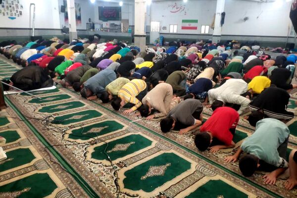 اعتکاف دانش آموزی در مسجد حضرت ابوالفضل قیامدشت