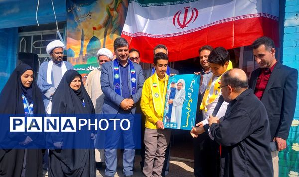 رونمایی از کتاب «روحانی که روحانی نیست» در دبیرستان باقریه