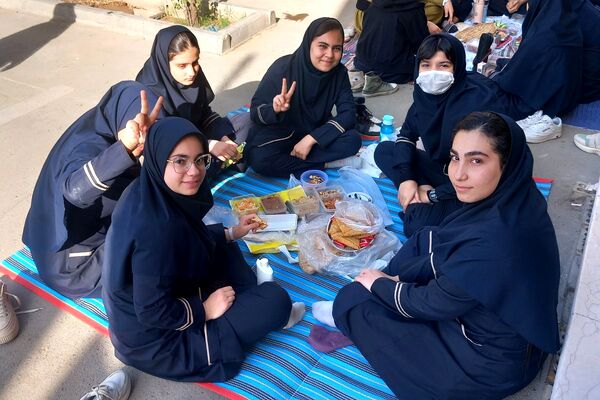صبحی سالم در دبیرستان دخترانه فرهنگ قرچک
