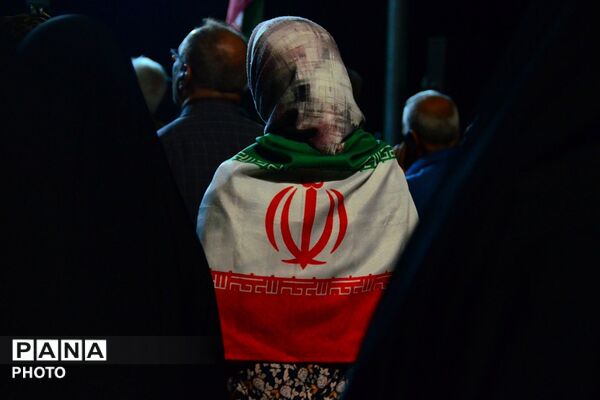 تقدیر از معلمان و فعالان فرهنگی در هفته گرامیداشت مقام معلم در میدان شهید بروجردی 