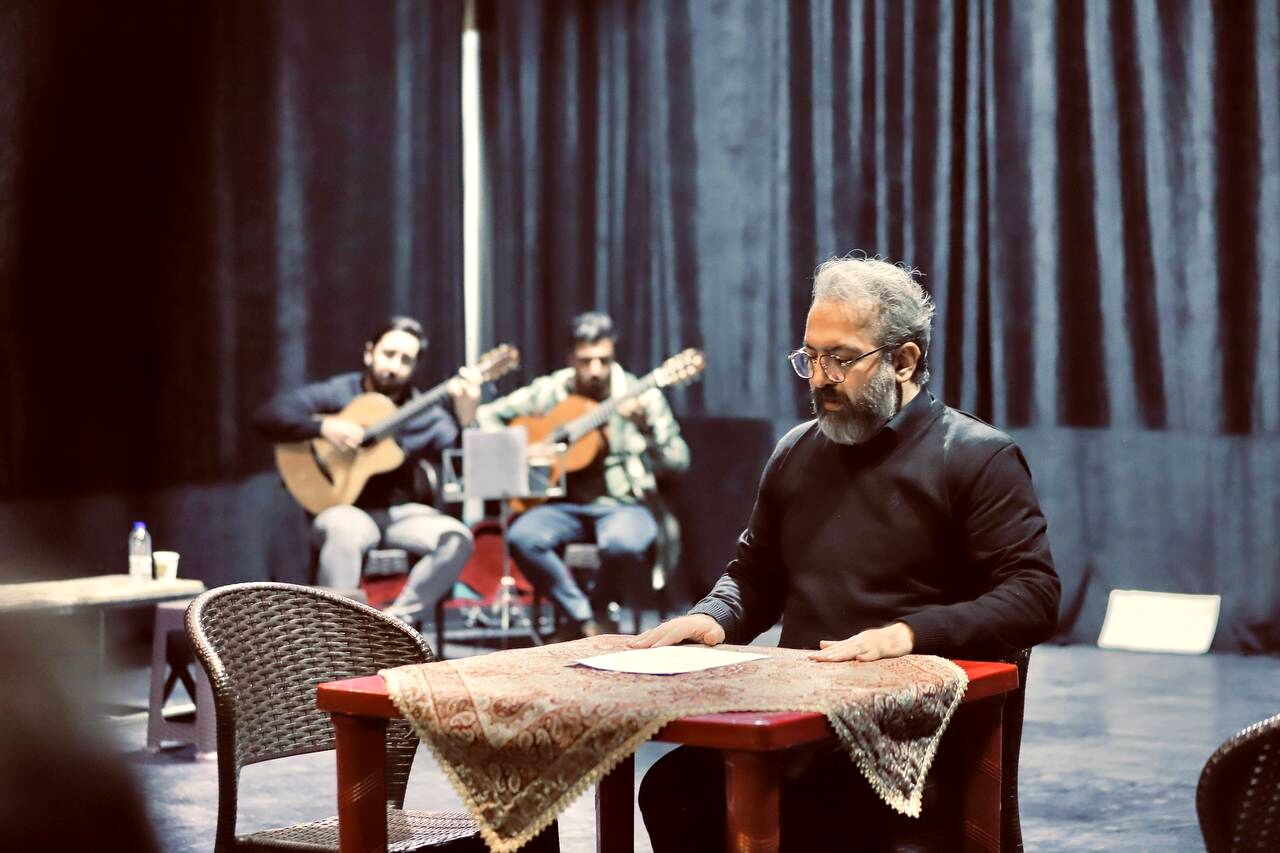 بابک صحرایی، نمایش «مرگ با طعم نسکافه» را روی صحنه می‌برد