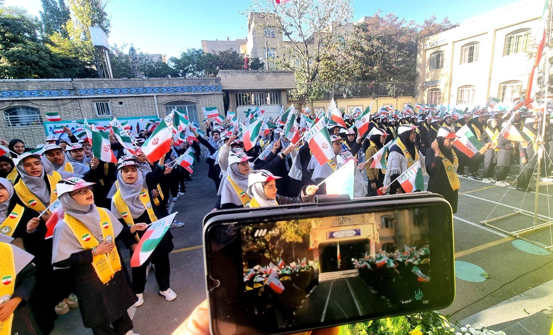 صبحگاه دبیرستان ۱۳ آبان تبریز روی آنتن شبکه سه