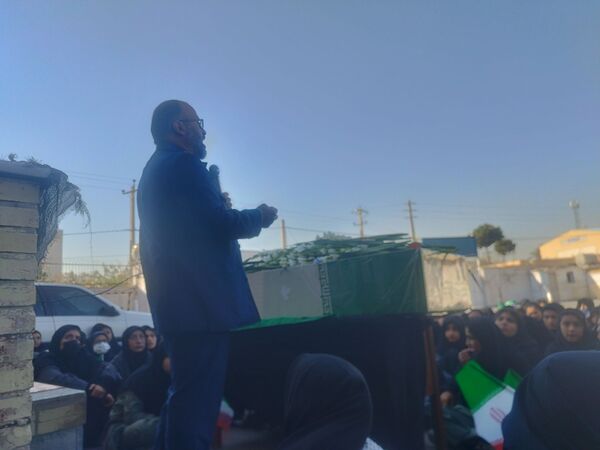 دبیرستان دخترانه صنف پوشاک ناحیه 3 میزبان شهید گمنام