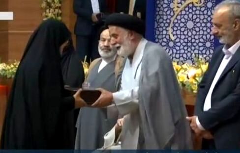 تجلیل از مدیرکل انجمن اولیا و مربیان وزارت آموزش و پرورش در سی‌ودومین اجلاس سراسری نماز