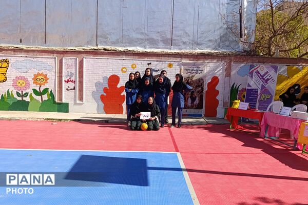 آیین گرامیداشت هفته بهداشت روان و تقدیر از همیاران مشاور در دبیرستان دخترانه رضوان برگزار شد