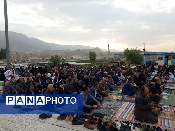 نماز عید بندگی، در جوار امامزاده سید صلاح الدین محمد اقامه شد