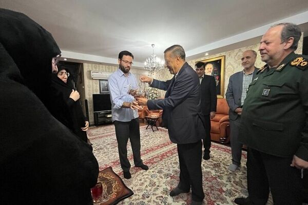 دیدار معاون اجرایی رئیس‌جمهور و سرپرست وزارت دفاع با خانواده وزیر دفاع شهید