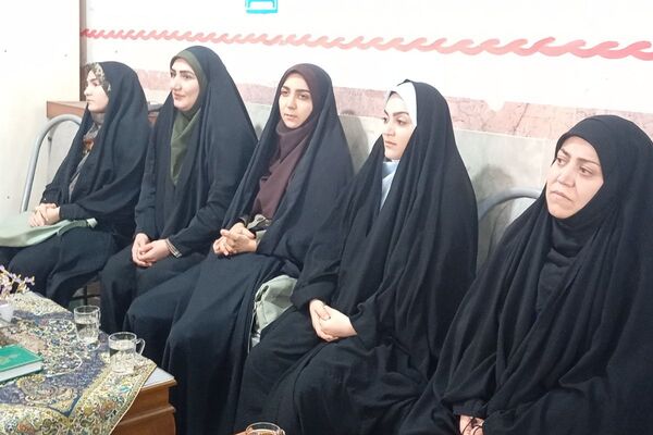 افتتاحیه محفل انس با قرآن‌کریم در دبیرستان جوادالائمه بهارستان‌دو