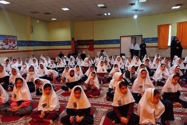 افتتاح کتاب «از ایرانمان دفاع کنیم» در دبستان ۲۲ بهمن با حضور مادر شهید عرشیان افشارمند
