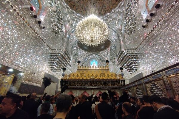 سلام زائران اربعین به باب‌الحوائج(ع) در حرم نورانی امامین کاظمین