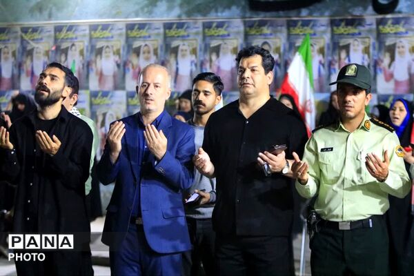 تجدید بیعت با رهبر انقلاب در شب هشتادو نهم