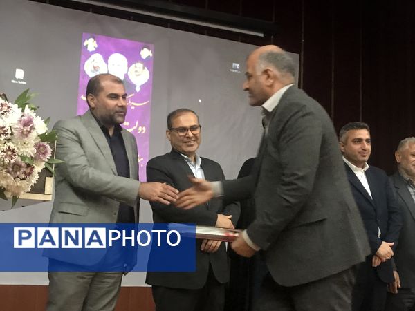 همایش تجلیل از مدیران و کارکنان نمونه شهرستان محمودآباد 