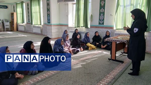 آموزش کمک‌های اولیه مانور زلزله به دانش‌آموزان دبیرستان شهید دهقان