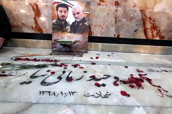 در آغوش زمین، شهیدانی آرمیده‌اند که با جوهر خون، سند حق و حقیقت را امضا کردند