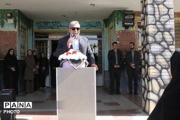 تجلیل مدیر آموزش‌وپرورش از دانش‌آموزان رتبه اول جشنواره نوجوان خوارزمی فیروزکوه