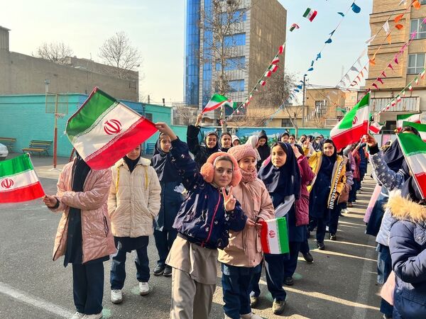 نواختن زنگ انقلاب در دبستان‌المهدی ناحیه 2 کرج 
