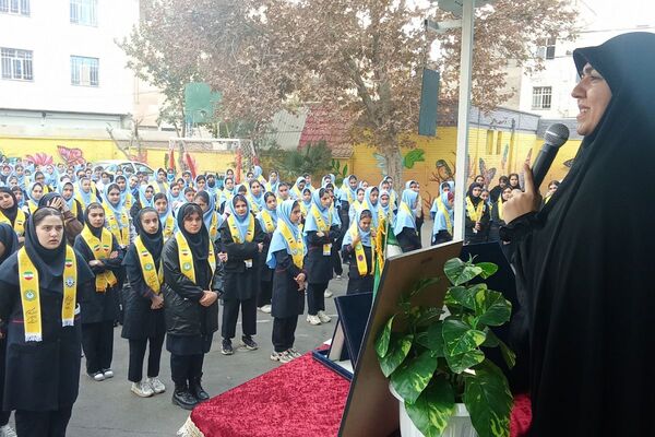 برگزاری همایش وطن‌یار در توحید یک؛ ادای احترام دانش‌آموزان به شهدای جنگ ۱۲روزه با حضور مادر «پسر آسمانی» عرشیان افشارمند در شهرستان قدس