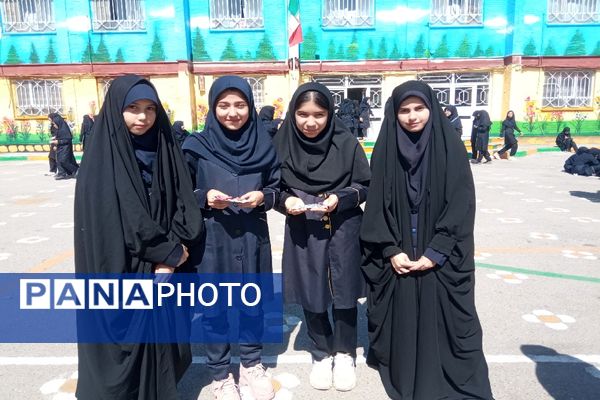 توزیع پاکت‌های امر به معروف و نهی از منکر در دبیرستان دخترانه دلیری