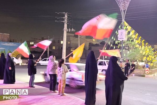 رقص پرچم‌ها در میدان شهید سلیمانی؛ شب 222، شب اتحاد دانش‌آموزان و مردم