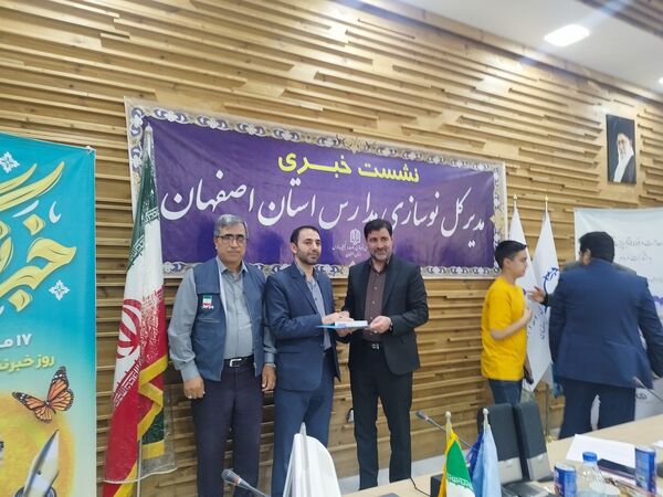 نشست مدیرکل اداره نوسازی مدارس استان اصفهان با دانش‌آموز خبرنگاران پانا 