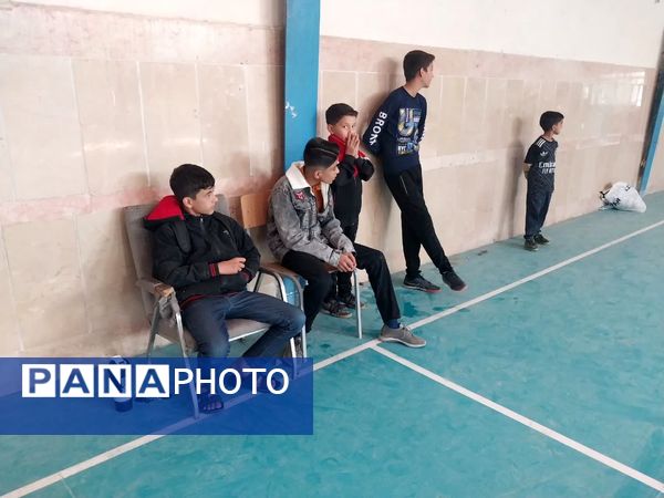 شادی و هیجان دانش‌آموزان در سالن ورزشی 