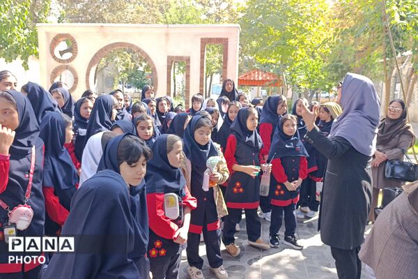 نقاشی دانش‌آموزان دختر در هفته کودک