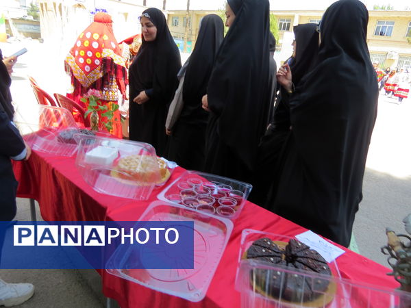 بازدید مشاور وزیر آموزش و پرورش در امور زنان از دست‌سازه‌های دانش‌آموزان دبیرستان 22 بجنورد