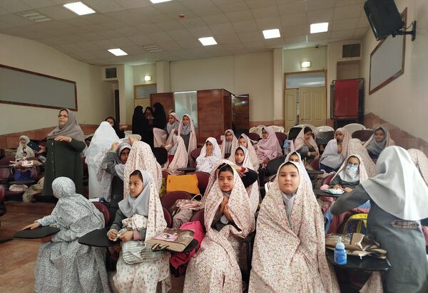 جشن عبادت دانش‌آموزان دختر در کانون فرهنگی تربیتی عاطفه شهرستان کاشمر 