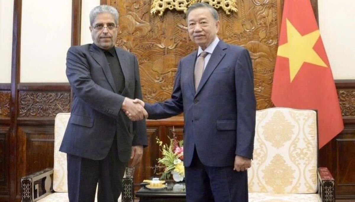 تسلیم اصل استوارنامه سفیر جمهوری اسلامی ایران به رئیس‌جمهوری ویتنام