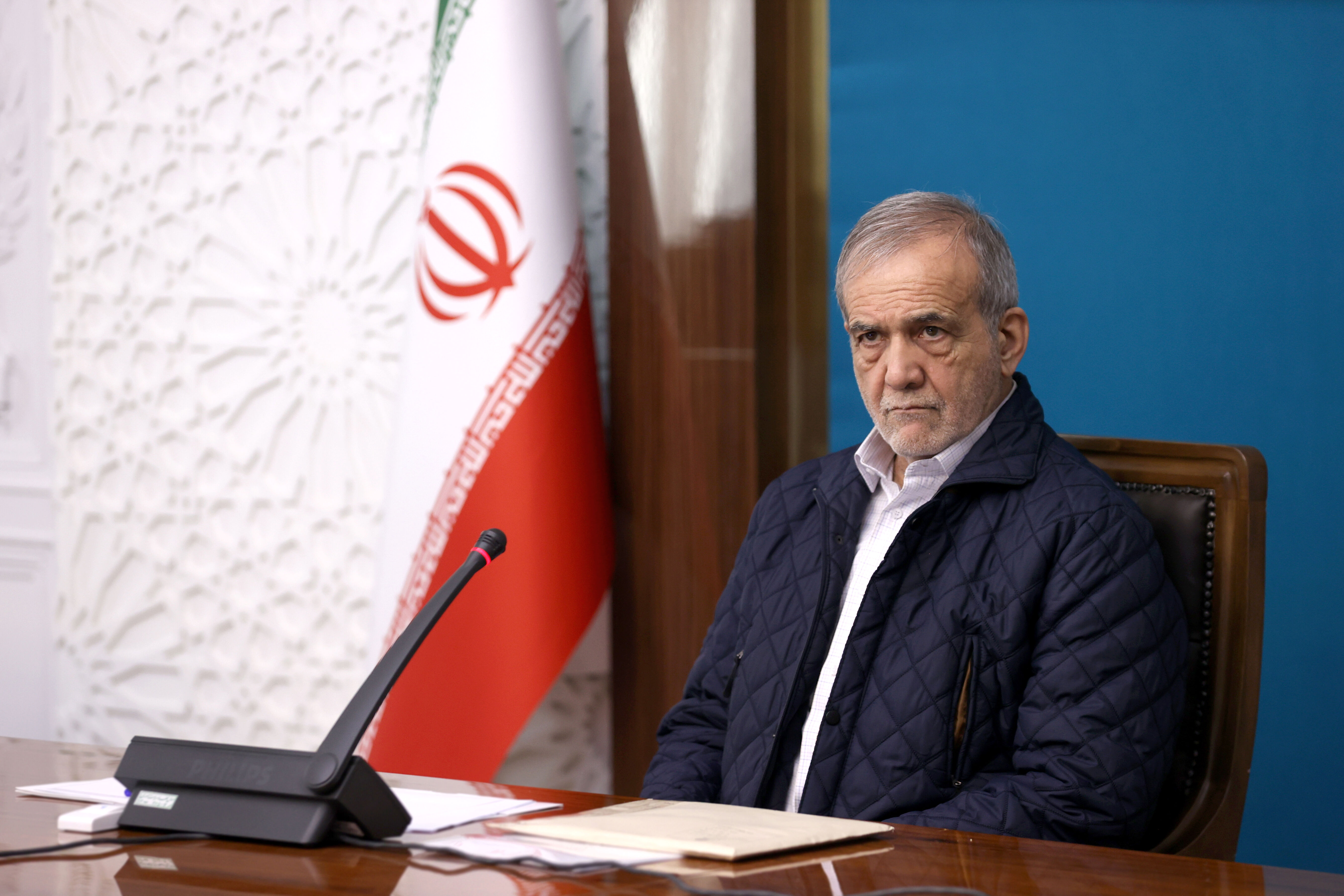 پزشکیان: از کارشناسان و کارکنان بومی مناطق و استان‌ها استفاده کنیم / مدیر پروازی به درد نمی‌خورد