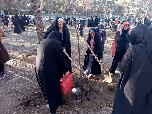 کاشت ۱۰۰۰ نهال به یاد شهدای مقاومت و شهدای مدافع حرم در بوستان جنگلی سرخه حصار