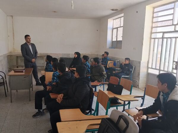 بازدید معاون آموزشی و کارشناس آموزش متوسطه اداره آموزش و پرورش خاتم 