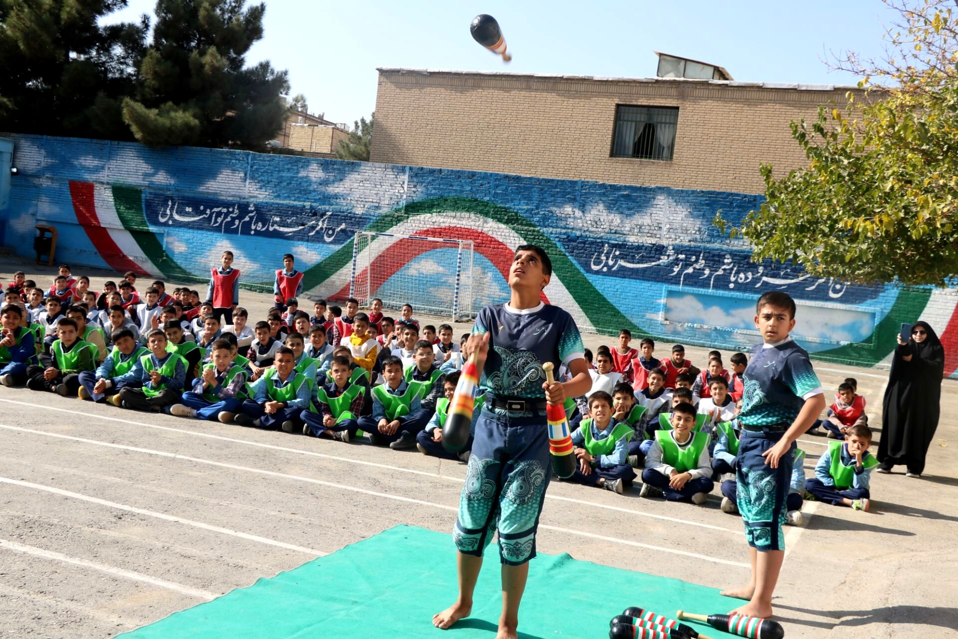 ‌دشمن دنبال شکار هویت ملی نسل جوان ماست/ نیمکت مدارس، مهمترین سنگر برای دفاع از هویت ملی‌