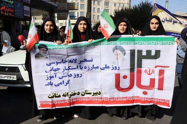 حضور پرشور دانش‌آموزان و مسئولین در راهپیمایی ۱۳ آبان در ناحیه یک بهارستان
