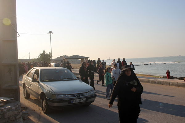 پیاده‌روی خانوادگی در روستای هلیله شهرستان بوشهر 