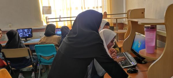 بازدید دانش‌آموزان پیشتاز‌ مدرسه شهید خاقانی از کلاس‌های رایانه کانون سمیه شیروان