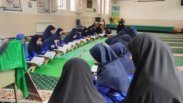 محفل انس با قرآن به یاد شهید سید حسن نصر‌الله در دبستان وکیلی