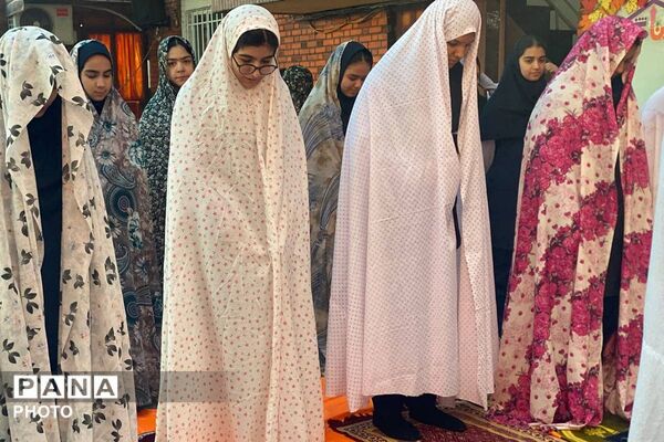 اقامه نماز دانش‌آموزان پایه هشتم در دبیرستان نگین دانش