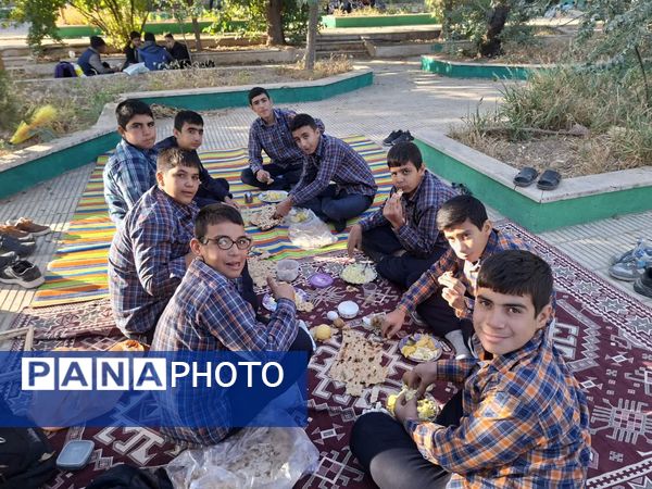 حال و هوای دانش‌آموزان دبیرستان شهید صدر کهک در یک صبح پاییزی